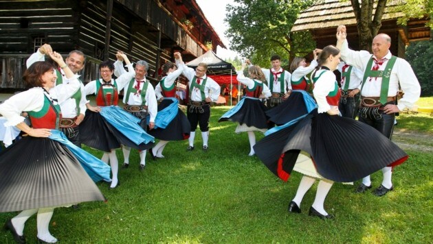 Aufgetanzt wird am Tag der Kärntner Volkskultur am 4. Juni zwischen historischen Häusern im Freilichtmuseum in Maria Saal. (Bild: Rojsek-Wiedergut Uta)