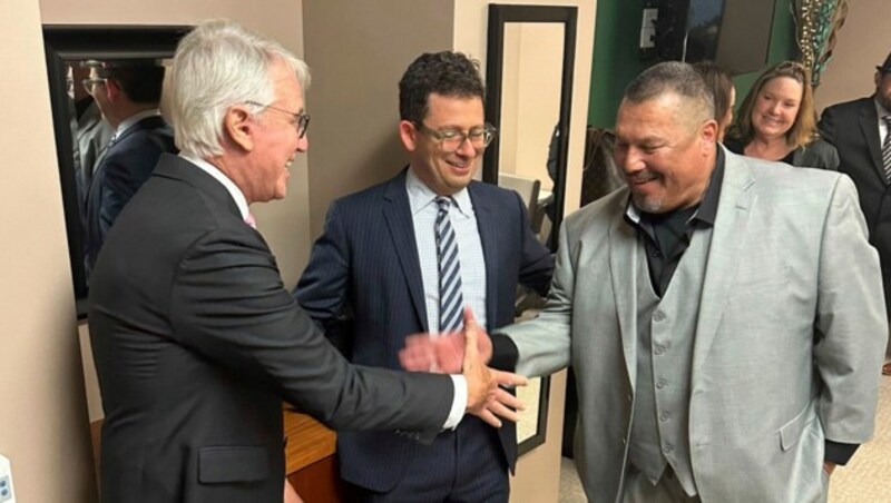 Daniel Saldana (rechts) schüttelt dem Staatsanwalt von Los Angeles, George Gascón, die Hand. (Bild: Associated Press)