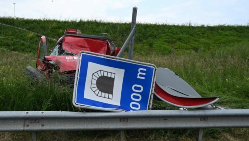 Das völlig zerstörte Wrack (Bild: Kapo St. Gallen)