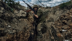 Ein ukrainischer Soldat hält im Schützengraben die Stellung. (Bild: ASSOCIATED PRESS)