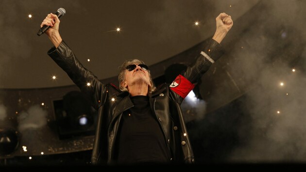 Der schwarze Mantel und die rote Armbinde sind nicht unbedingt das Schlimmste am Auftreten von Roger Waters. (Bild: AFP)