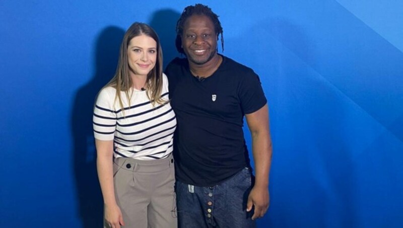 Tanja Pfaffeneder mit Mola Adebisi (Bild: krone.tv)