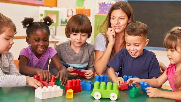 Kinder spielen zwar miteinander, jedoch nonverbal (Symbolbild). Eine gemeinsame Sprache haben sie nicht. (Bild: stock.adobe.com)