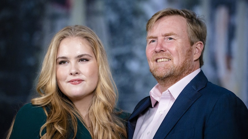 Kronprinzessin Amalia, hier mit ihrem Vater König Willem Alexander, wurde von der holländischen Mafia bedroht. (Bild: APA/AFP/ANP/Koen van Weel)