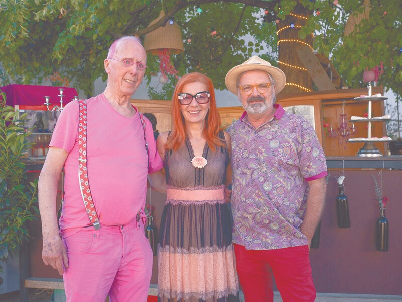 Die Siegendorfer Ulrike und Mario Müller mit Nick dem exzentrischen Galeristen Nick Treadwell. (Bild: Birgit Machtinger)