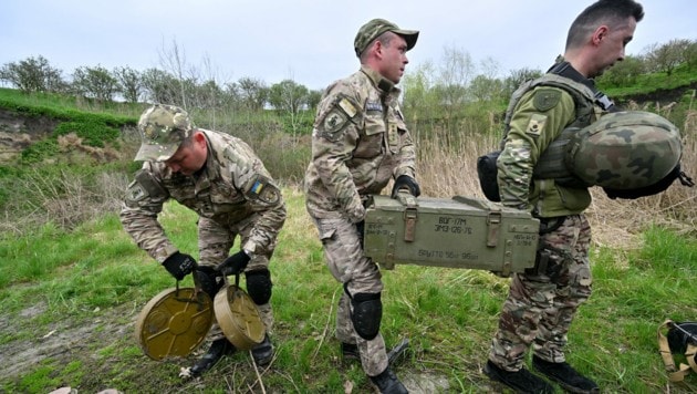 Panzerbrechende Minen werden in der Ukraine geräumt. Österreich wird hier finanzielle Unterstützung leisten, Bundesheer-Spezialisten sollen keine entsandt werden. (Bild: AFP)
