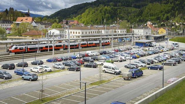 Zum Bahnhof kurz vor dem Tunnelportal gehört auch ein großer Park-&-Ride-Platz. (Bild: ÖBB/Ebner)