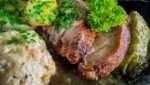 Deftiger Wirtshaus-Klassiker vs. vegane Gemüsepfanne, um die Ausbildung der Köche ist ein Streit ausgebrochen. (Bild: Scharinger Daniel)