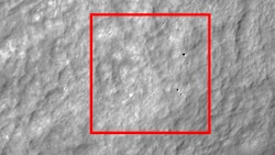 Die US-Raumfahrtbehörde NASA hat mithilfe von Bildern, die der „Lunar Reconnaissance Orbiter“ (LRO), zur Erde gefunkt hat, die Absturzstelle (im rot markierten Bereich) der japanischen Sonde „Hakuto-R“ entdeckt. (Bild: NASA/GSFC/Arizona State University, krone.at-Grafik)