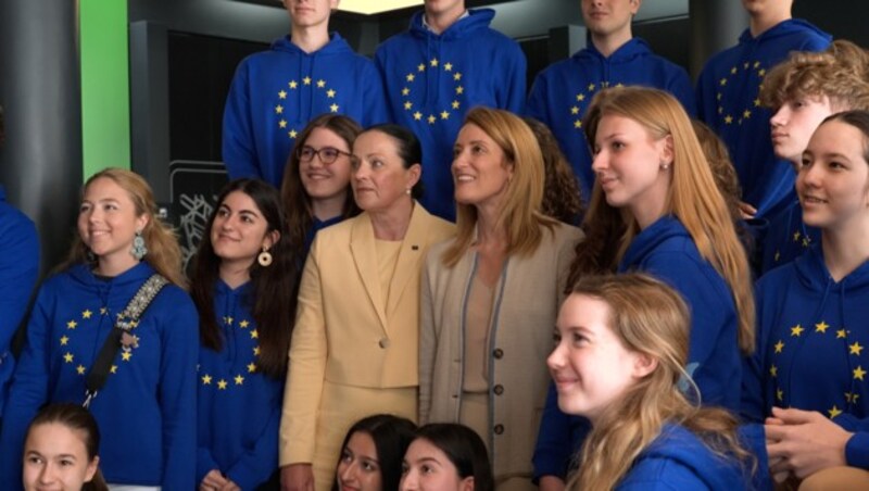 Roberta Metsola mit einer Schulklasse im „Erlebnis Europa“ (Bild: krone.tv)