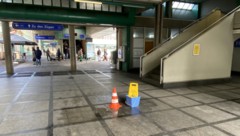 Der Wasserkübel am Bregenzer Bahnhof steht seit mittlerweile fast 20 Jahren an dieser Stelle – erst war er grün, jetzt ist er blau. (Bild: sos)