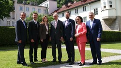Die neue Landesregierung mit vier ÖVP- und drei FPÖ-Mitgliedern. (Bild: Tröster Andreas)