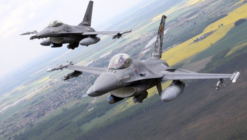 Belgien hat der Ukraine die Lieferung von 30 Kampfflugzeuge vom Typ F-16 (Bild) bis 2028 zugesagt. (Bild: APA/AFP/Petras Malukas)