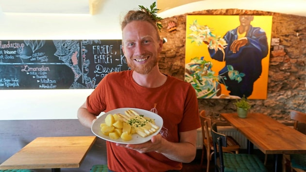 Thomas Schnölzer vom Café Erde in Graz meint, dass die Zubereitung von Fleisch abschreckend ist. (Bild: Sepp Pail)