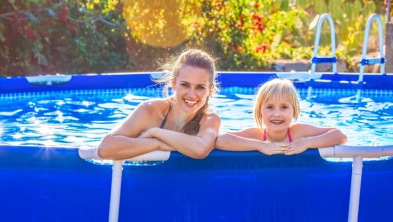 Das Chlorwasser im Pool kann die natürliche Schutzschicht des Hörorgans angreifen. (Bild: stock.adobe.com)