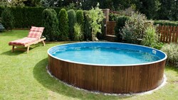 Pools werden immer günstiger und beliebter, sind auch magische Anziehungspunkte für Kinder. In Schleißheim wäre ein Pool fast zur Todesfalle geworden (Symbolbild). (Bild: stock.adobe.com)