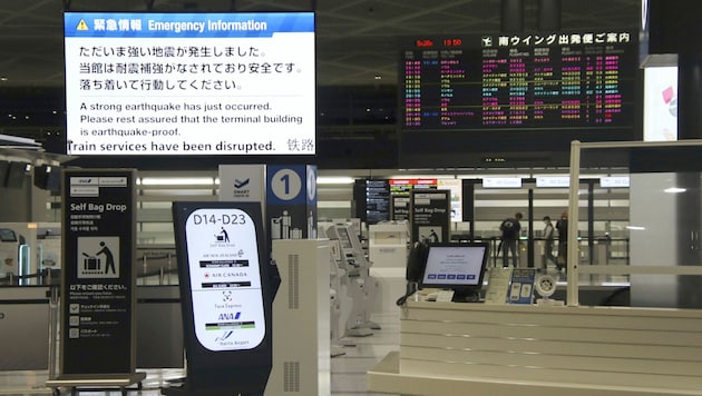 Ein Erdbeben der Stärke 6,2 vor der Küste Japans hat am Freitag Gebäude in der dicht besiedelten Hauptstadt Tokio zum Wanken gebracht. Eine Anzeigentafel im Narita International Airport, östlich von Tokio, weist auf das Beben hin. (Bild: Kyodo News via AP)