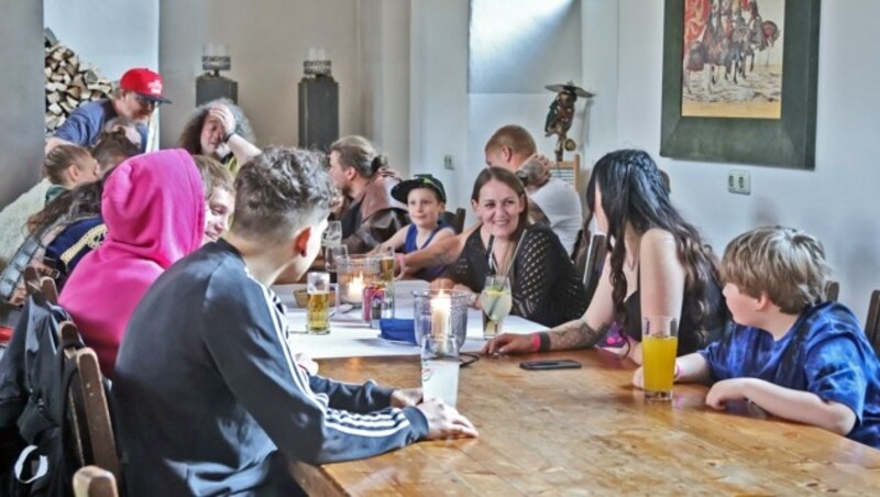 Eine prächtige Tafelrunde mit den glücklichen Gewinnern des „Tiroler Krone“ Ritterfest-Hauptpreises in der Mitte. (Bild: Birbaumer Johanna)