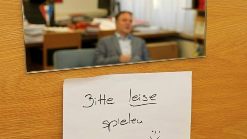 „Bitte leise spielen!“, steht an der Tür zum Büro des Bürgermeisters von Traiskrichen. Er nimmt hier auch Gitarrenunterricht. (Bild: Groh Klemens)