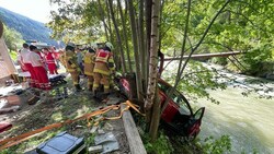 Feuerwehrleute konnten das fast abgestürzte Auto bergen. (Bild: Feuerwehr Tamsweg/Ramingstein)