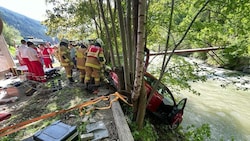 Feuerwehrleute konnten das fast abgestürzte Auto bergen. (Bild: Feuerwehr Tamsweg/Ramingstein)