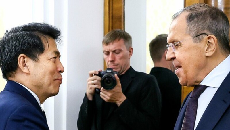 Außenminister Sergej Lawrow mit dem chinesischen Sondergesandten Li Hui (Bild: AP)