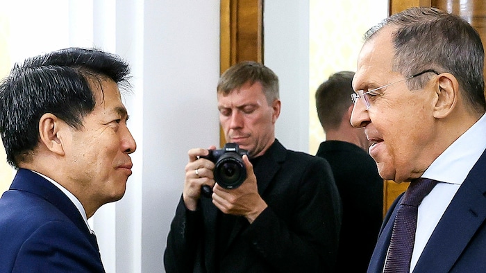 Außenminister Sergej Lawrow mit dem chinesischen Sondergesandten Li Hui