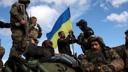 Ukrainische Soldaten an der Ostfront (Bild: APA/AFP/Anatolii Stepanov)