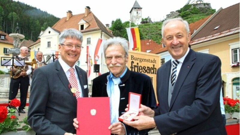 2015: Goldenes Ehrenzeichen für Verdienste um die Republik: Adi Peichl mit Peter Kaiser und Rudi Schober. (Bild: Kronenzeitung)