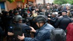Nach der Vereidigung neu gewählter Bürgermeister im serbisch bevölkerten Norden des Kosovos ist es zu Unruhen gekommen. (Bild: AFP)