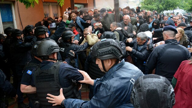 Nach der Vereidigung neu gewählter Bürgermeister im serbisch bevölkerten Norden des Kosovos ist es zu Unruhen gekommen. (Bild: AFP)