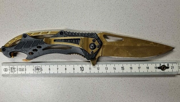 Mit diesem Messer wurde der Türsteher in Wien von einem Lokalgast bedroht. (Bild: LPD Wien)