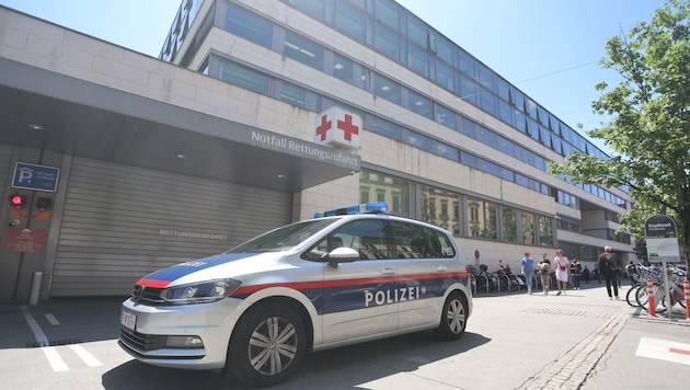 Regelmäßig werden die Polizeikräfte von der Klinik Innsbruck um Unterstützung gebeten. (Bild: Birbaumer Christof)