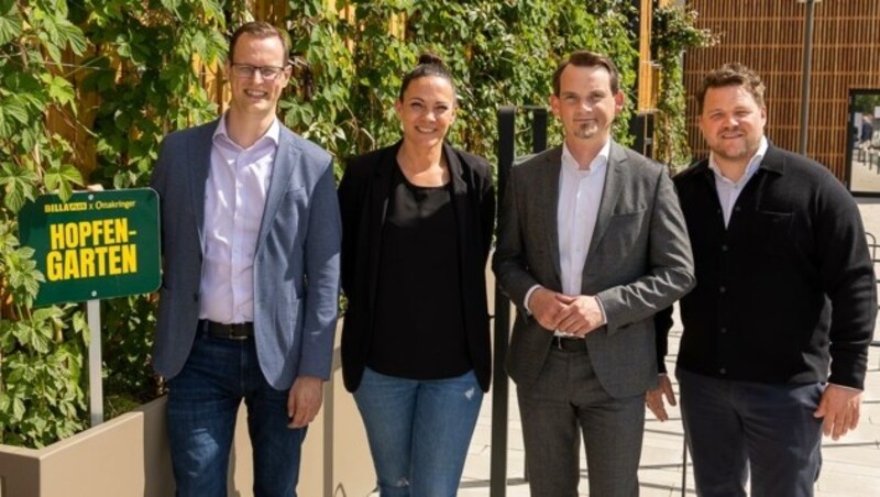 Marktmanagerin Nicole Döring mit Billa-Direktor Weinlich, flankiert von den „Ottakringern“ Mayer und Marketingleiter Martin Eicher (rechts). (Bild: Harald Klemm)