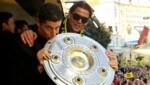 Lang ist‘s her: Robert Lewandowski (l.) und Roman Weidenfeller mit der Meisterschale (Bild: AFP PHOTO /POOL/ INA FASSBENDER )