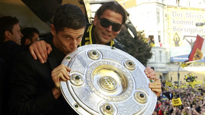 Lang ist‘s her: Robert Lewandowski (l.) und Roman Weidenfeller mit der Meisterschale