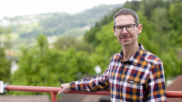 Dirk Flax hat in der DDR eine glückliche Kindheit verbracht, vom „System“ hat er nichts mitbekommen. Heute ist der Diplomingenieur Elektronikentwickler beim Vorarlberger Vorzeigeunternehmen Omicron. (Bild: Mathis Fotografie)