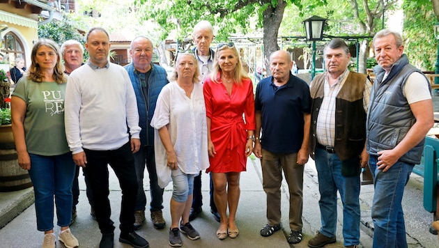 The winegrowers with former district councillor Hansjörg Schimanek (center) and the chairman of the winegrowers' association Leopold Klager (right) (Bild: Groh Klemens)