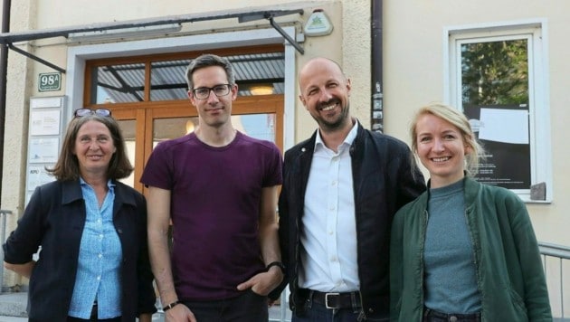 Elke Kahr, Kay-Michael Dankl, Marc Botenga und Ines Schwerdtner vor dem Grazer Volkshaus (Bild: Jürgen Radspieler)
