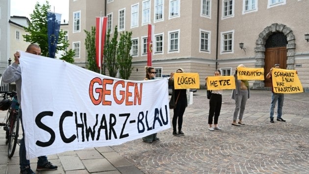 Bereits am Freitag ist im Chiemseehof gegen die schwarz-blaue Regierung protestiert worden. (Bild: BARBARA GINDL)