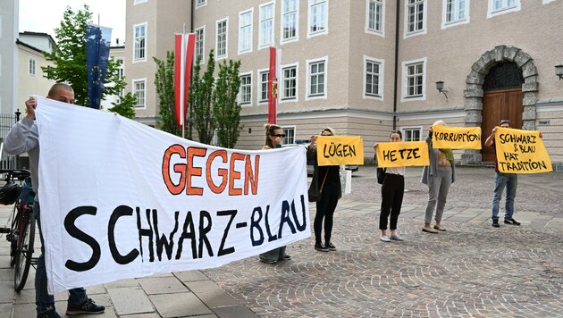 Bereits am Freitag ist im Chiemseehof gegen die schwarz-blaue Regierung protestiert worden. (Bild: BARBARA GINDL)