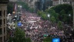 Mal für, dann wieder gegen die Regierung. Es sind die größten Proteste in Serbien seit 20 Jahren. (Bild: AFP/OLIVER BUNIC)