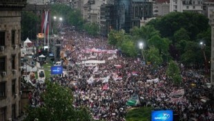 Mal für, dann wieder gegen die Regierung. Es sind die größten Proteste in Serbien seit 20 Jahren. (Bild: AFP/OLIVER BUNIC)