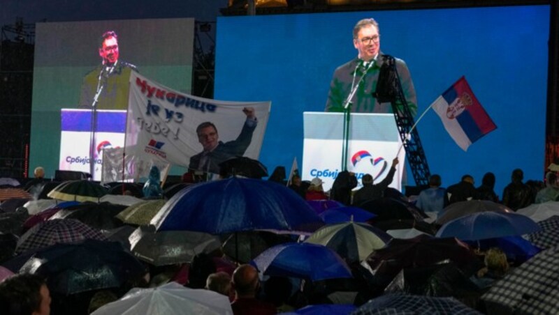 In seiner Rede vor ausgesuchtem Publikum präsentierte sich Vučić als „Vater der Nation“. (Bild: ASSOCIATED PRESS)