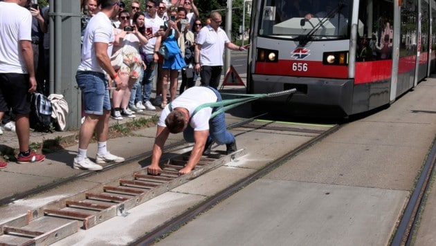 Strongman Matthias Göth zieht 88 Tonnen. (Bild: krone.tv)