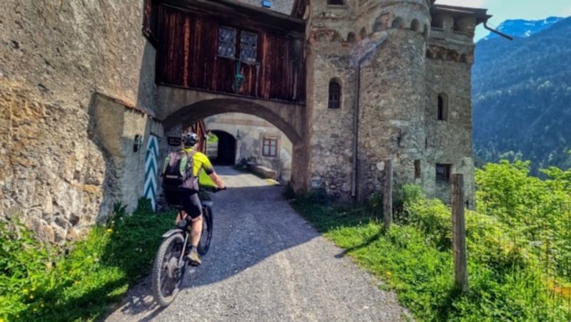 Auch kulturelle und geschichtliche Highlights wie Schloss Fernstein stehen bei den Ausfahrten auf dem Programm. (Bild: Toni Silberberger)