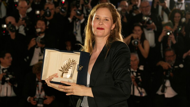 Regisseurin Justine Triet mit der Goldenen Palme, die sie für ihren Film „Anatomie d’un Chute“ verliehen bekam. (Bild: ASSOCIATED PRESS)