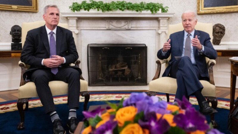 Mit dem umstrittenen republikanischen Mehrheitsführer im Repräsentantenhaus, Kevin McCarthy (li.), konnte sich US-Präsident Joe Biden auf einen Schulden-Kompromiss einigen. (Bild: AFP)