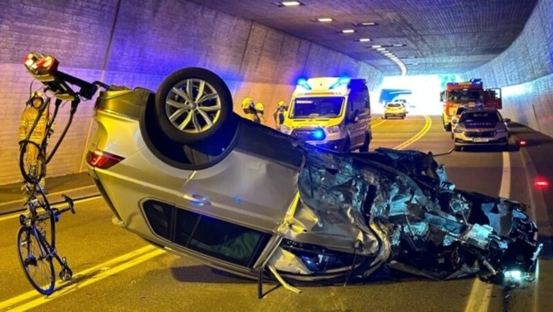 Das Fahrzeug des 77-Jährigen kam am Dach zu liegen. (Bild: Zoom.Tirol)