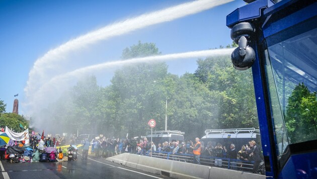 Die Polizei setzte Wasserwerfer ein, um die Aktivisten zu „vertreiben“. (Bild: AFP)